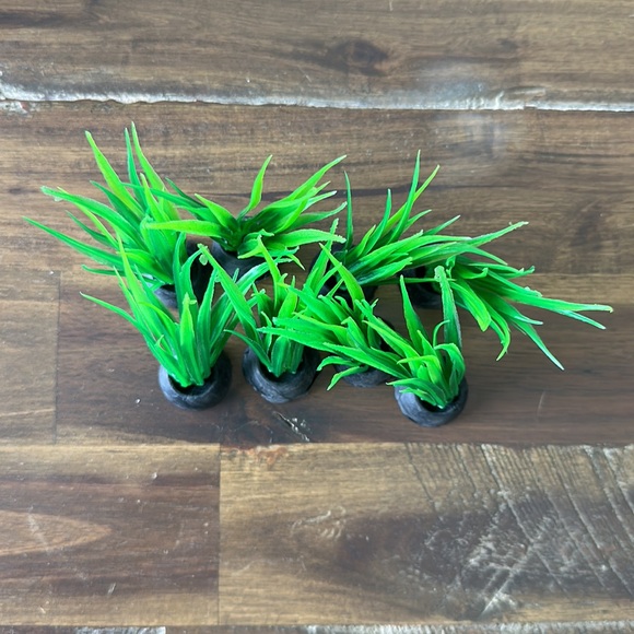 Fish aquarium plastic plants faux grass for hiding and decor set/8 plants tank - Picture 4 of 7